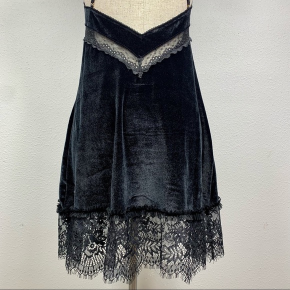 Black Lace Velvet Nightdress Set - Picture 13 of 14